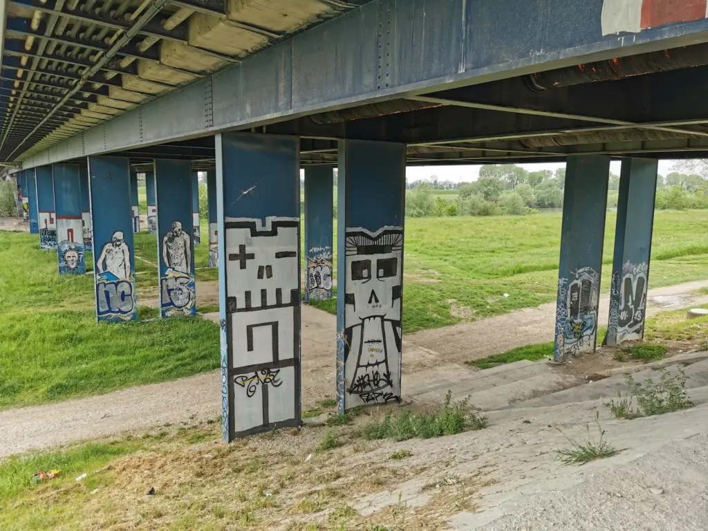 Grafiti ispod Mosta slobode u Zagrebu.
