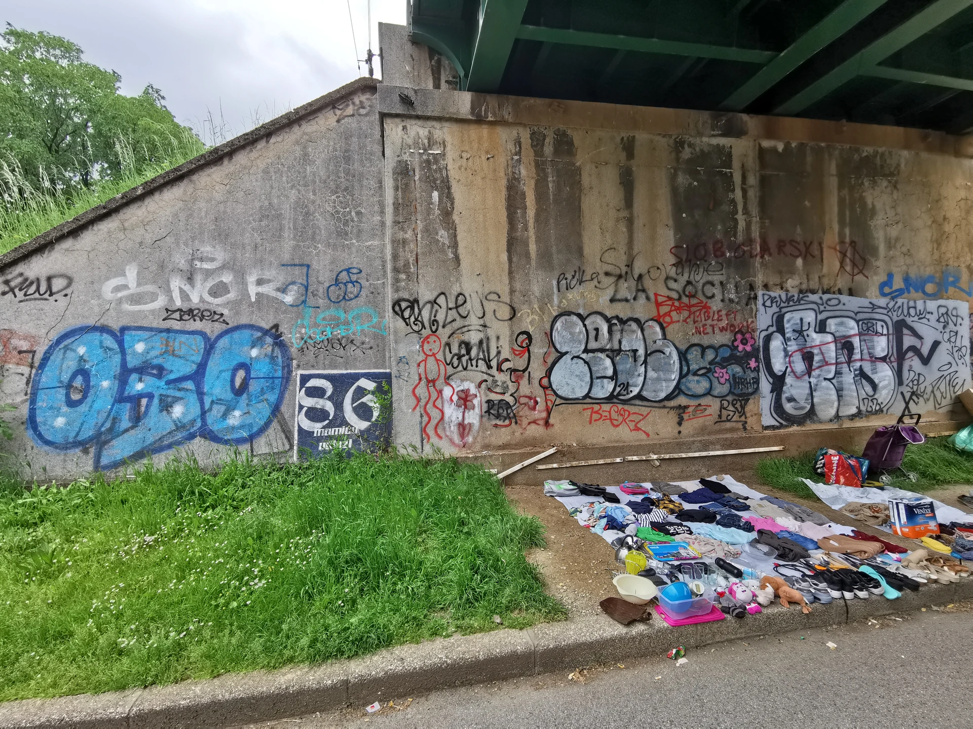 Grafiti pod željezničkim mostom na Šetalištu Jurija Gagarina u Zagrebu.