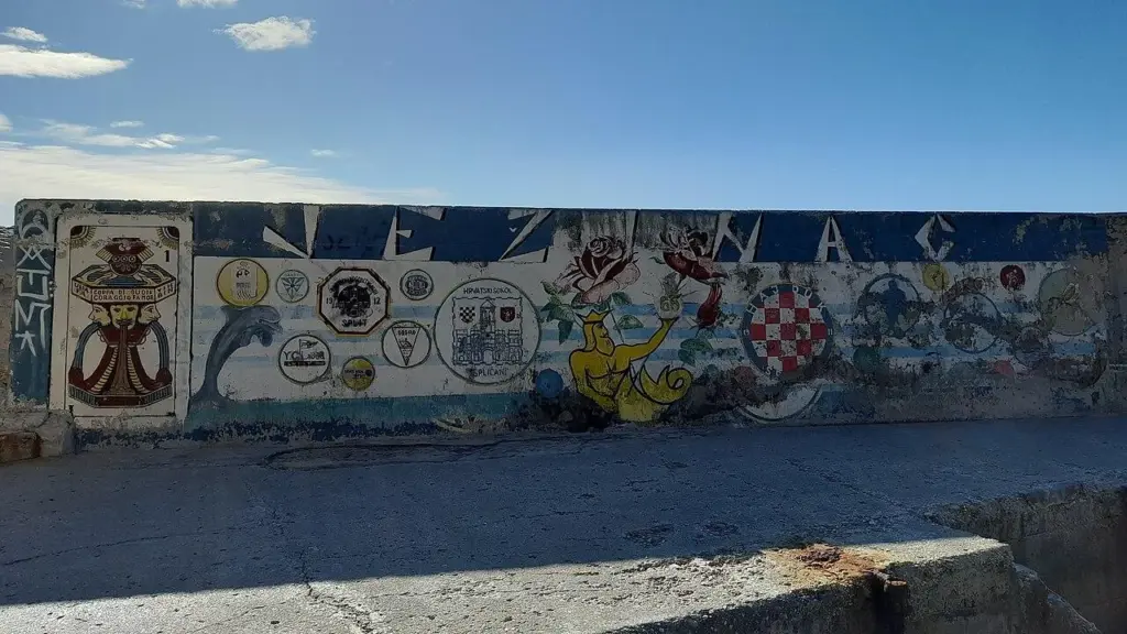 Oslikani zid uz splitski Ježinac na fotografiji iz 2022